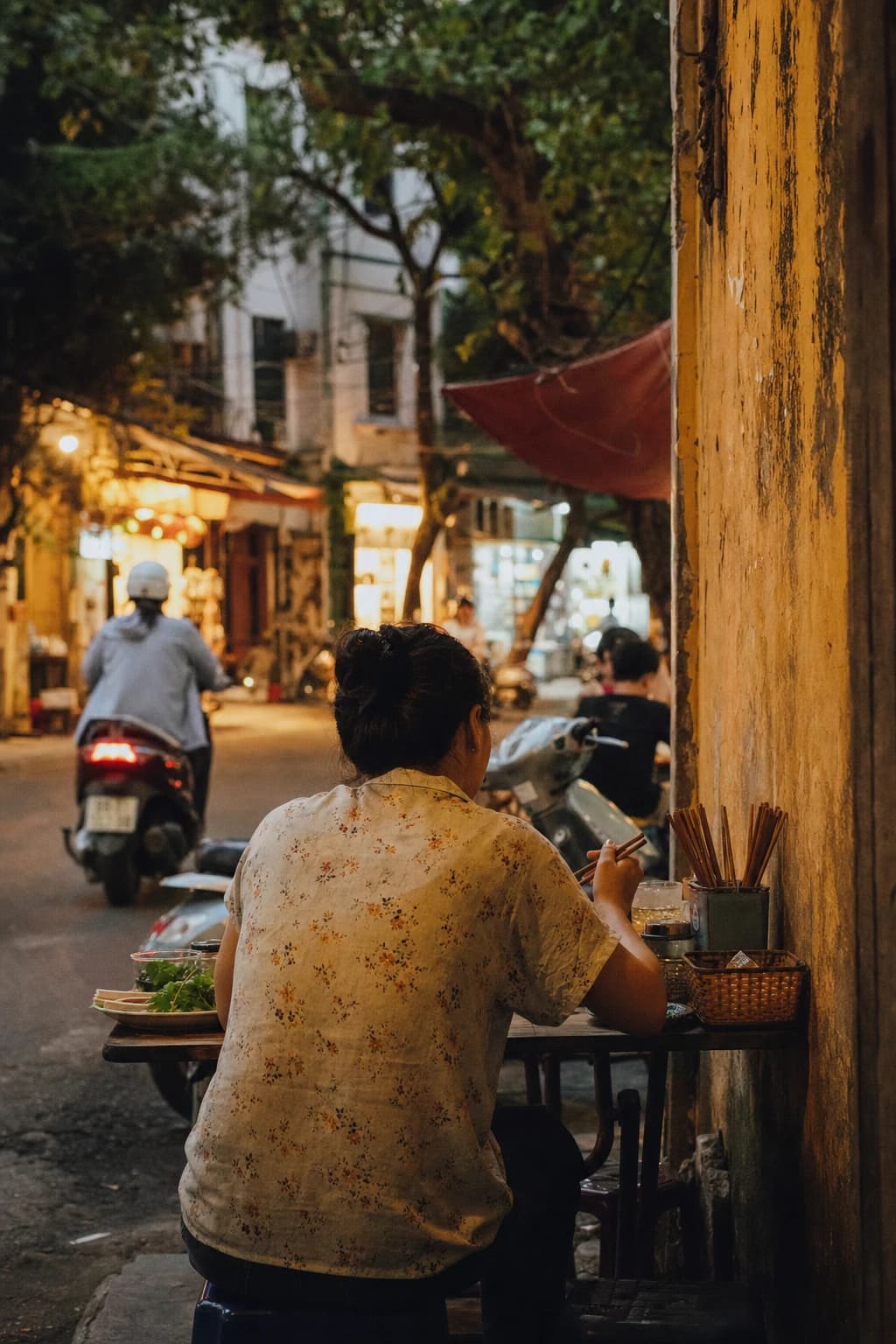 Một thực khách đang dùng bữa tại quán ăn bên phố ở Việt Nam